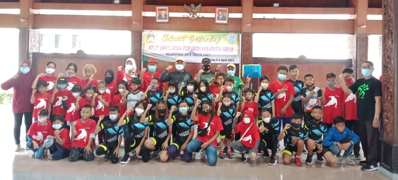 Gus Yani bersama pengurus Porserosi Gresik saat melepas rombongan atlet sepatu roda di Pendopo Bupati Alun-alun Gresik. SP/M.AIDID