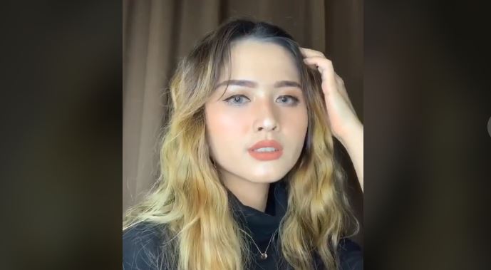 Esti Utomo saat merias wajah pelanggannya. SP/ SBY