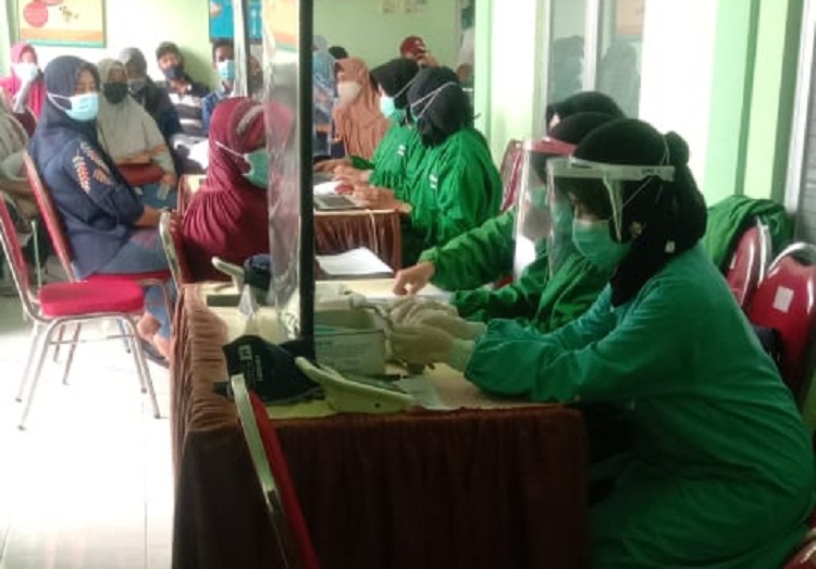 Para Petugas  Puskesmas Jabon Sidoarjo siap melaksanakan vaksin pada peserta. SP/ HIK