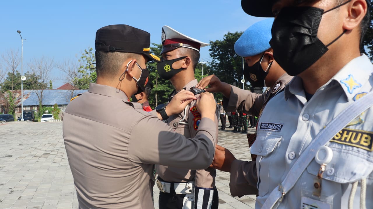 Wakapolres Kompol Eko Iskandar menyematkan tanda anggota Operasi Keselamatan Semeru 2021. SP/M. AIDID