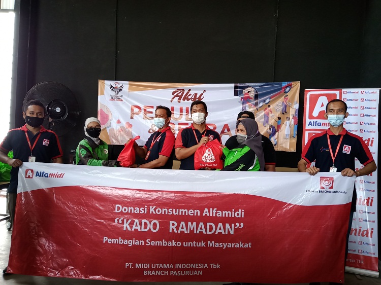 Penyerahan sembako kepada para driver online di Cafe Prajurit. SP/ Sem