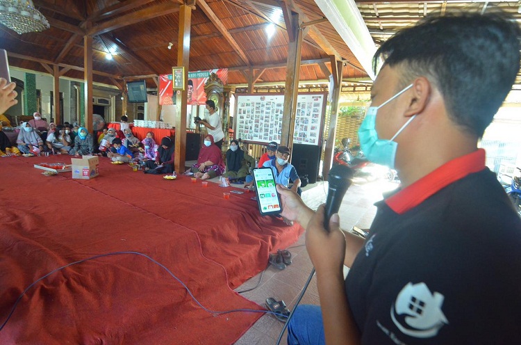 OJK dan Tim Rumah Aspirasi Indah Kurnia sedang mengedukasi warga. SP/ Arlana