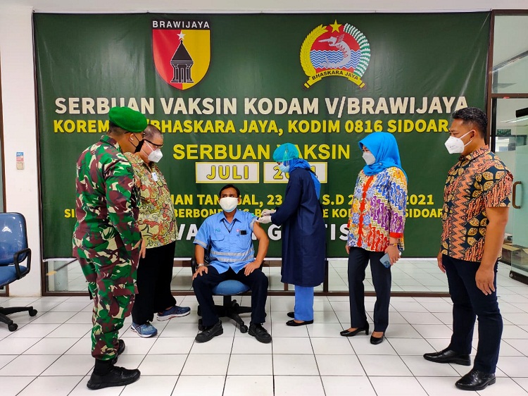 Pelaksanaan vaksinasi Covid-19 digelar Kodim 0816/Sidoarjo mulai tanggal 23 Juni s.d 23 Juli 2021 dengan sasaran KBT Keluarga Besar TNI, komunitas, masyarakat dan pekerja. SP/ HIK