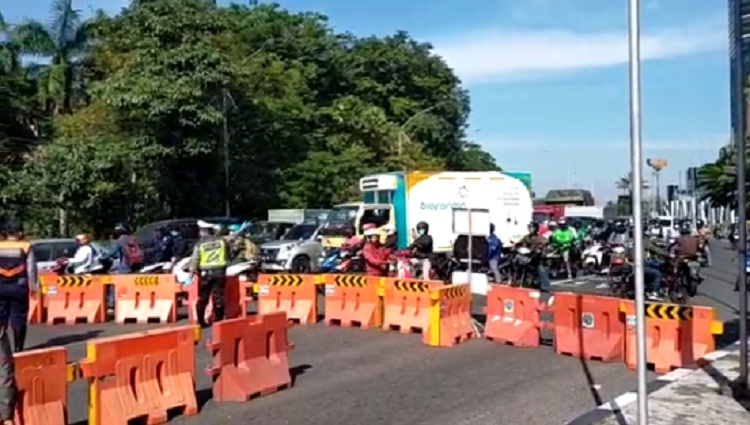 Suasana kemacetan di depan Mall CITO dan bundaran Waru. SP/ AGS