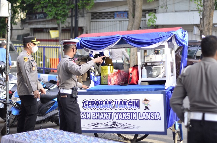 Polisi menggunakan gerobak vaksin untuk mempercepat vaksinasi. SP/Her
