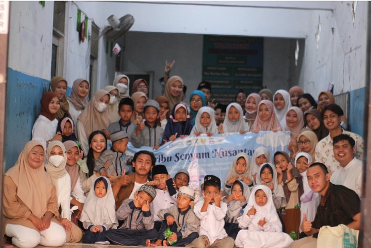 SAN Surabaya Gandeng PPG KIMIA UNESA Adakan Fun Learning Chemistry Hingga Buka Bersama di Panti Asuhan Al Fatimah Surabaya. SP/ Pradena Bhesari Fitrah L