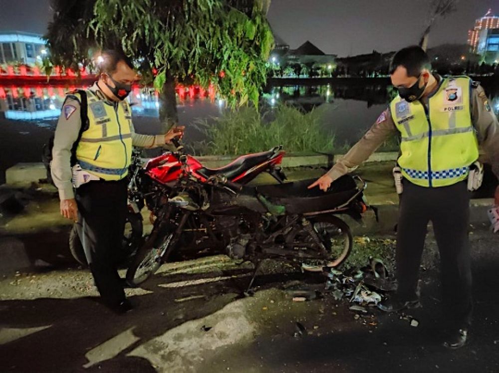 Petugas menunjukkan 2 kendaraan roda dua yang terlibat kecelakaan, yang mana salah satu kendaraan dalam kondisis hangus terbakar. SP/Jemmy