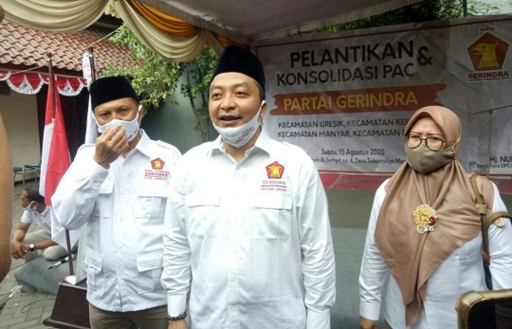 Asluchul Alif didampingi Asikin Hariyanto dan Nur Saidah usai acara pegukuhan pengurus PAC Partai Gerindra. SP/M.AIDID