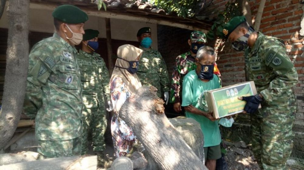 Yonif Para Rider 503 Mayangkara menggelar bakti sosial peduli sesama di Desa Mojosulur, Mojosari, Selasa (5/5/2020). SMG/Dwy Agus Susanti