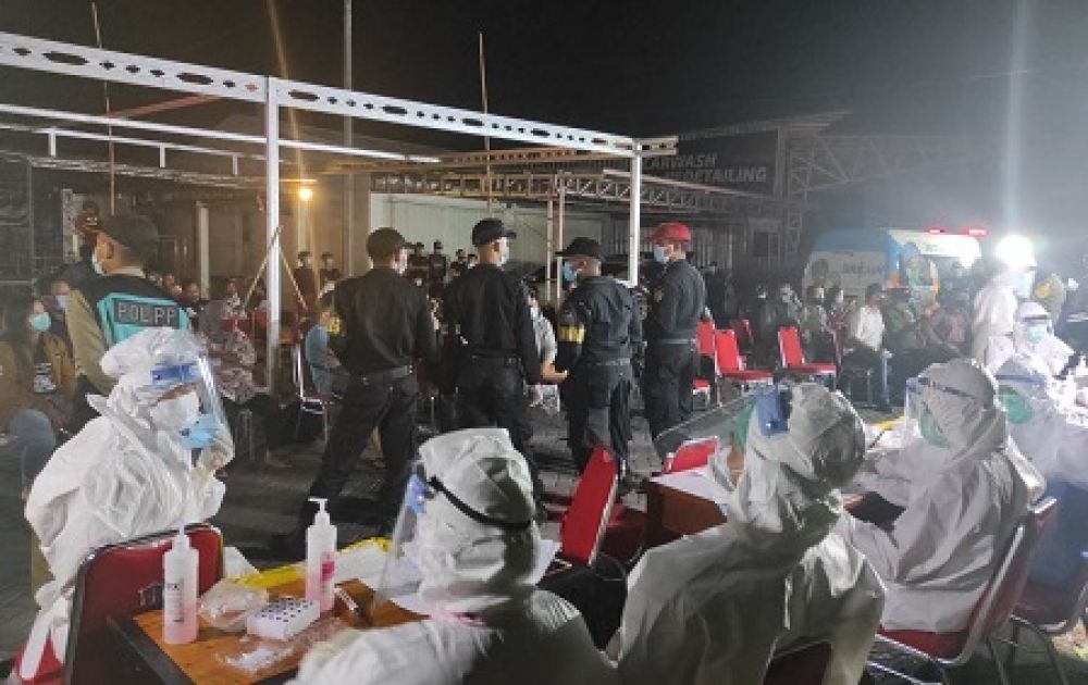 Polrestabes Surabaya bersama TNI dan Pemkot Surabaya mengelar operasi yustisi 2020, di Jalan Simo Kalangan. SP/ Julian