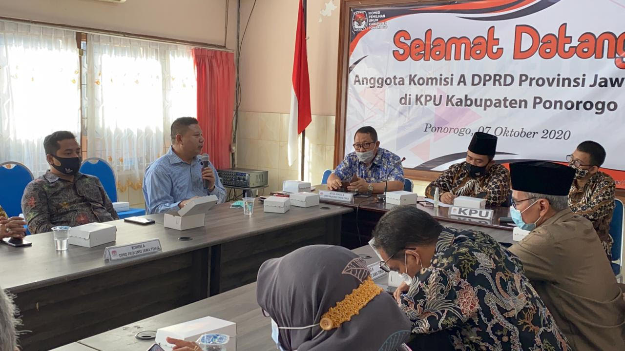 Pimpinan dan Anggota Komisi A saat melakukan monitoring Pilkada serentak di KPU Ponorogo, Rabu (7/10/2020). SP/ Riko Abdiono