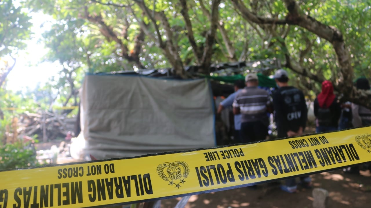 Proses pembongkaran makam korban tenggelam di Kedung Cinet guna dilakukan autopsi. SP/ M. Yusuf