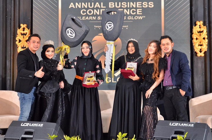 Pemberian reward berupa mobil kepada agen Ms Glow yang memiliki penjualan tertinggi. 