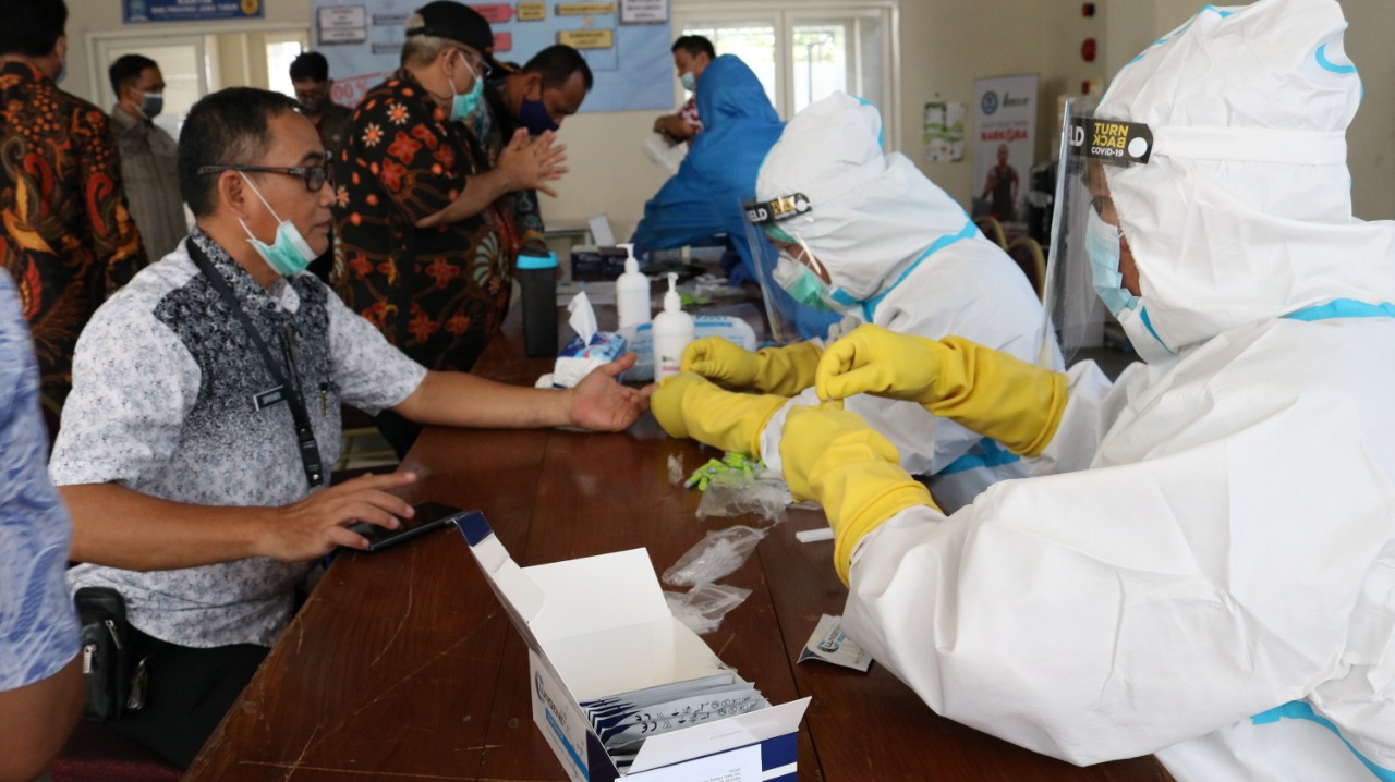 BNNP Jatim melaksanakan tes urine dan rapid test Covid-19 bagi pegawai BNNP Jawa Timur dan Kepala BNN Kab Kota Jajaran, Rabu (04/11/2020).