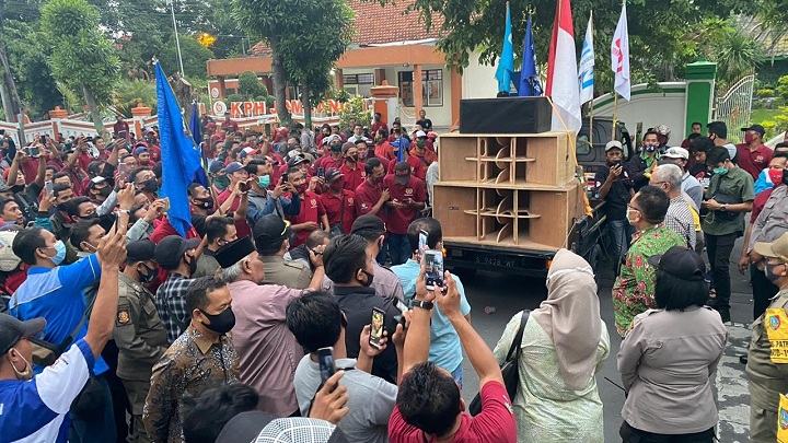 Aksi unjuk rasa massa buruh yang kedua di depan Pemkab Jombang.