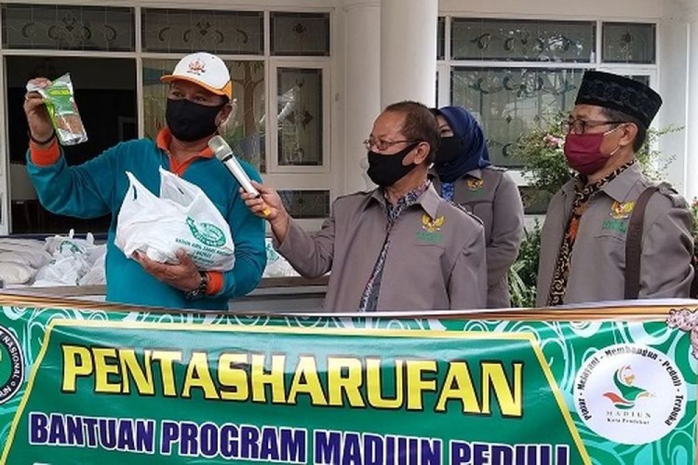 Wali Kota Madiun Maidi, menunjukkan salah satu produk UMKM lokal yang dibeli Pemkot Madiun untuk diberikan kepada warga terdampak Covid-19. SP/ KMP