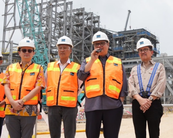 Menko Perekonomian Airlangga Hartarto didampingi Menteri Perindustrian Agus Gumiwang, Wamen Perdagangan Jerry Sambuaga dan Presdir PTFI Tony Wenas saat mengunjungi proyek smelter PT Freeport Indonesia di Manyar, Gresik. SP/FI
