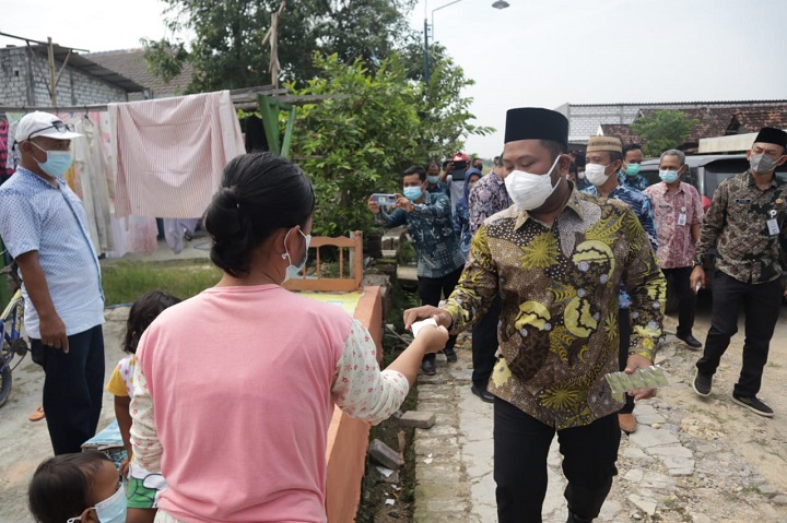 Gus Yani membagikan paket obat dan multivitamin kepada warga terpapar Covid-19 melalui kerabatnya di Desa Munggugianti, Kecamatan Benjeng. SP