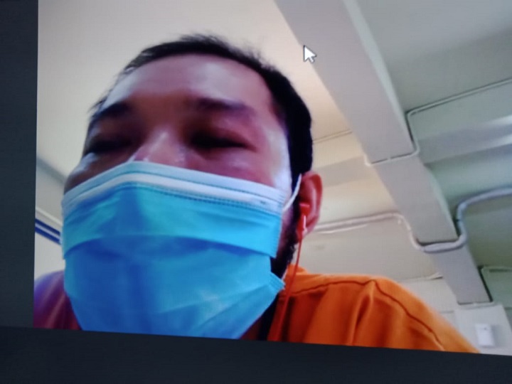 Terdakwa Steven Richard, mendengarkan vonis majelis hakim, diruang Candra PN Surabaya, secara online, Rabu (01/09/2021). SP/Budi Mulyono