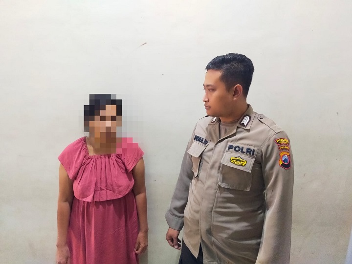 Tersangka berinisial H usai ditangkap petugas dari sebuah warkop di Jl Raya Kedamean Gresik. SP/Grs