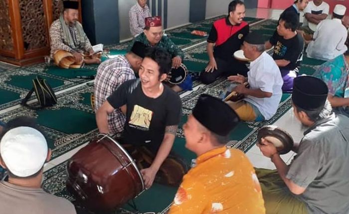 Sejumlah WBP tampak antusias saat diajari kesenian musik islami hadrah.