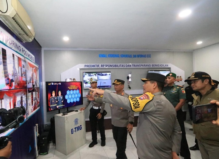 Wakapolda Jawa Timur saat melihat dari dekat  Pos Pelayanan Mobile di Lamongan. SP/MUHAJIRIN KASRUN