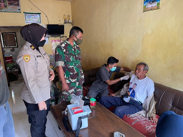 Polres Batu bekerja sama dengan Dinas Kesehatan maupun Instansi terkait melaksanakan vaksinasi door to door dengan sasaran lansia, Rabu (12/1/2022). SP/Her