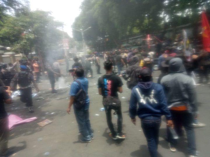 Aksi unjuk rasa mahasiswa menolak UU Omnibuslaw Cipta Kerja di depan Kantor DPRD Gresik. SP/M Aidid