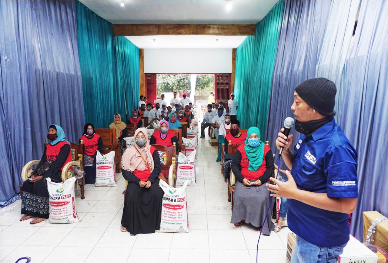 Kegiatan sosialisasi pemupukan secara berimbang kepada petani. SP/PG

