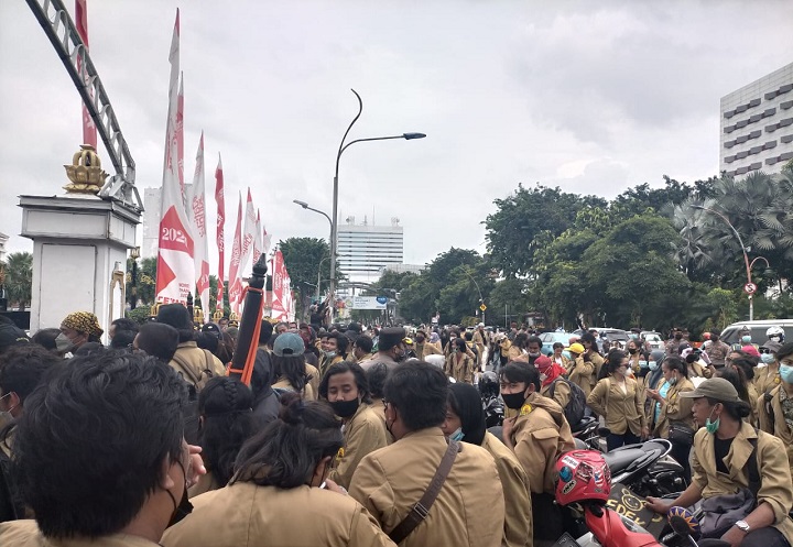 Massa dari mahasiswa STKW menggelar aksi di depan Gedung Grahadi Surabaya, Kamis (8/4). SP/Mahbub Fikri