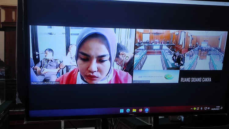 Medina Zein saat divonis 2 tahun penjara oleh Hakim Ketua Anak Agung Gede Agung Partanata via zoom. SP/Budi Mulyono