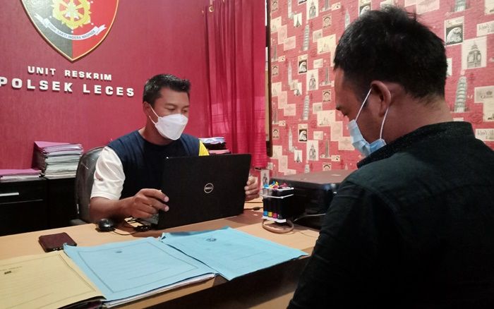 Pelaku (kanan) saat dimintai keterangan oleh petugas.
