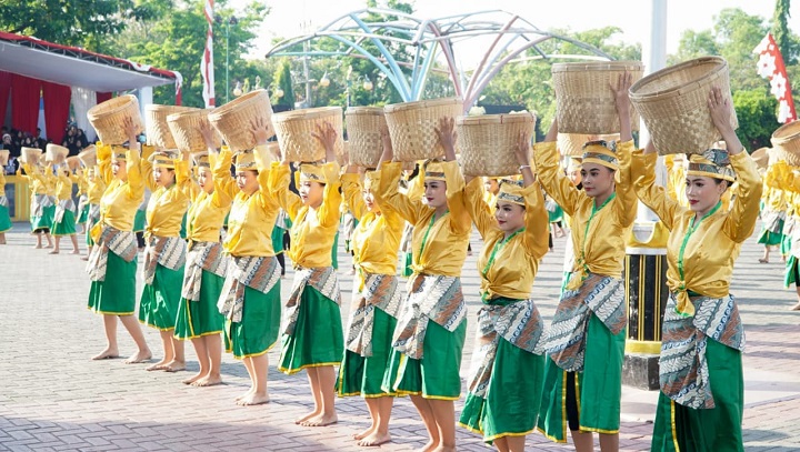 Tarian boran yang disajikan oleh  1.569 pelajar pecahkan rekor MURI. SP/MUHAJIRIN KASRUN