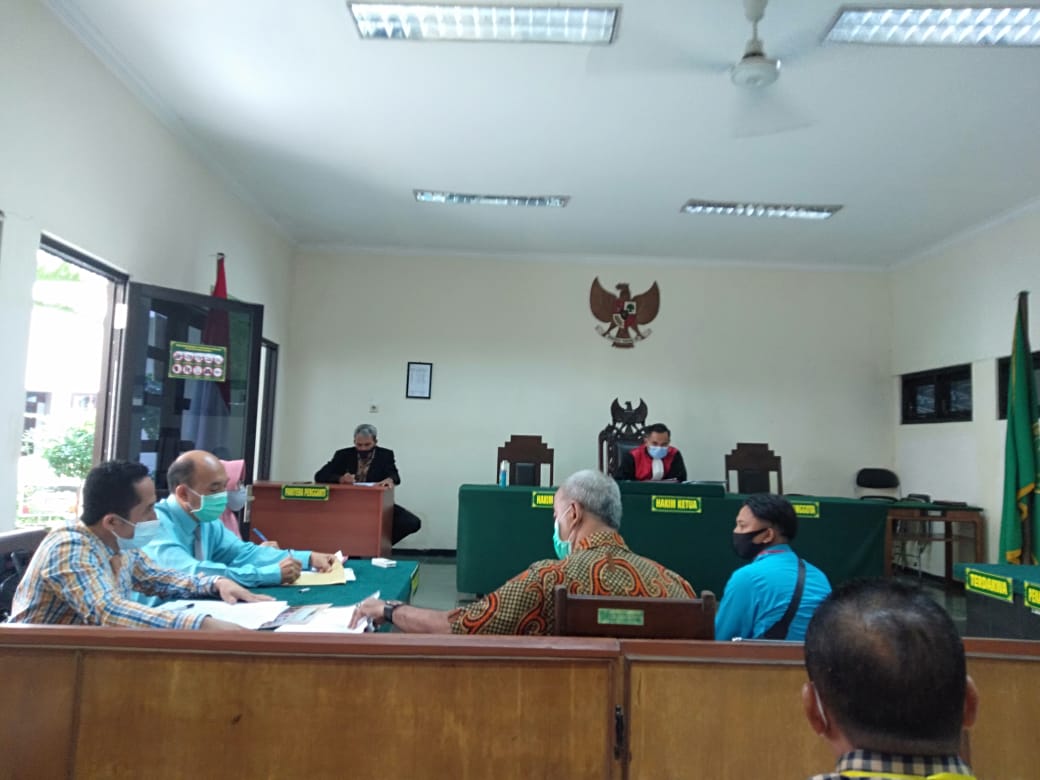 Sidang praperadilan yang digelar di ruang sidang Kartika, Pengadilan Negeri Lumajang. SP/Lim