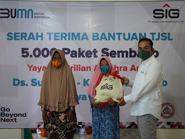 General Manager of CSR SIG, Edy Saraya menyerahkan paket sembako kepada warga di Desa Sukorejo, Kabupaten Probolinggo, Selasa (12/4). SP/SIG