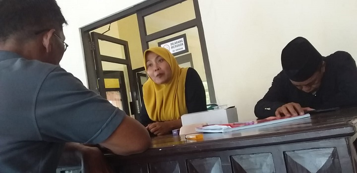 Ketua LSM Super, Achmad Zaini dan PPL desa Errabu, Melly Farida di BBP kecamatan Bluto Kab. Sumenep. SP/Ainur Rahman