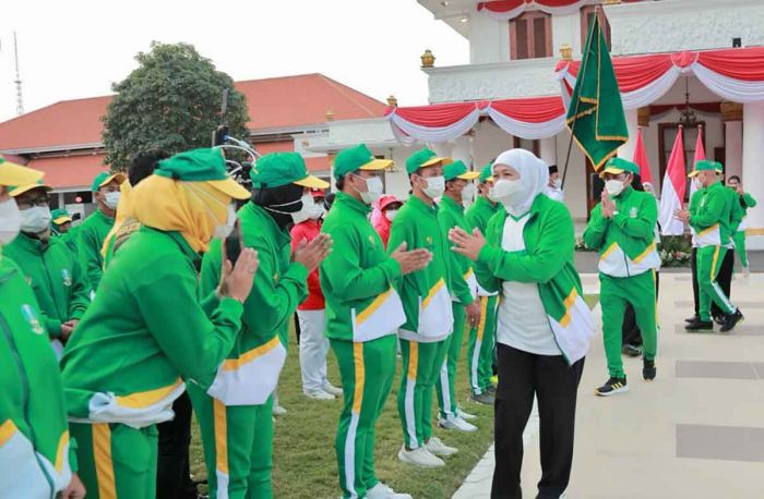Gubernur Khofifah saat menyalami peserta Forda Jatim 2023.