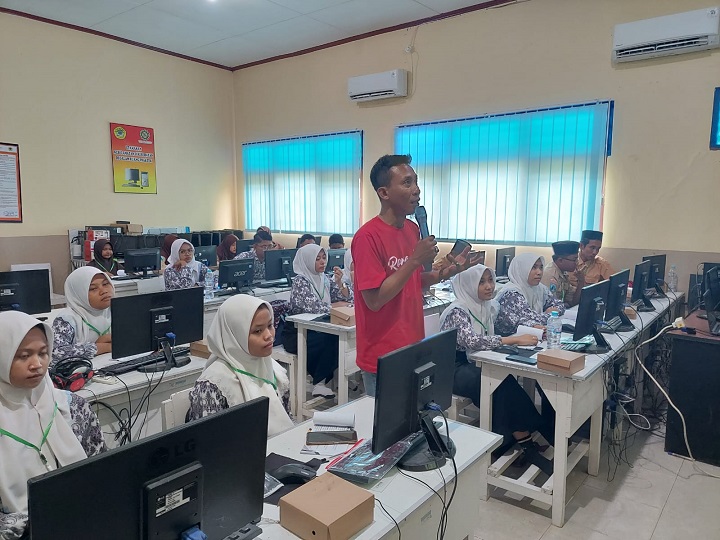 Salah satu pemateri saat menerangkan materi Literasi Digital pada peserta sekolah dan periksa fakta RPS
