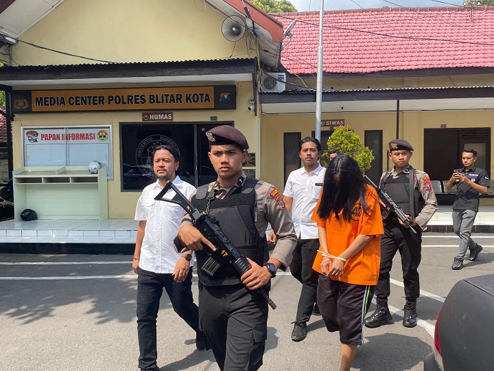 Tersangka ESW saat digiring untuk release. SP/Lestariono