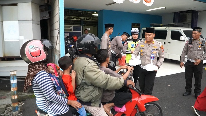 Kasatlantas Polres Gresik AKP Agung Fitransyah membagikan takjil kepada pengguna jalan. SP/Grs