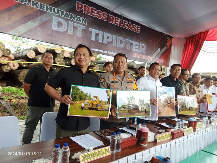 Dirtipidter Bareskrim Polri Brigjen Pol Nunung Syaifuddin bersama jajarannya saat menunjukan dokumen hasil kejahatan illegal logging. SP/MUHAJIRIN