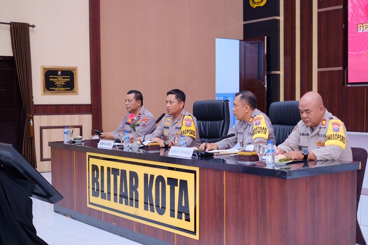Kapolres Blitar Kota AKBP Danang Setiyo saat memberikan arahan kepada puluhan anggota Bhabinkamtibmas. SP/Lestariono