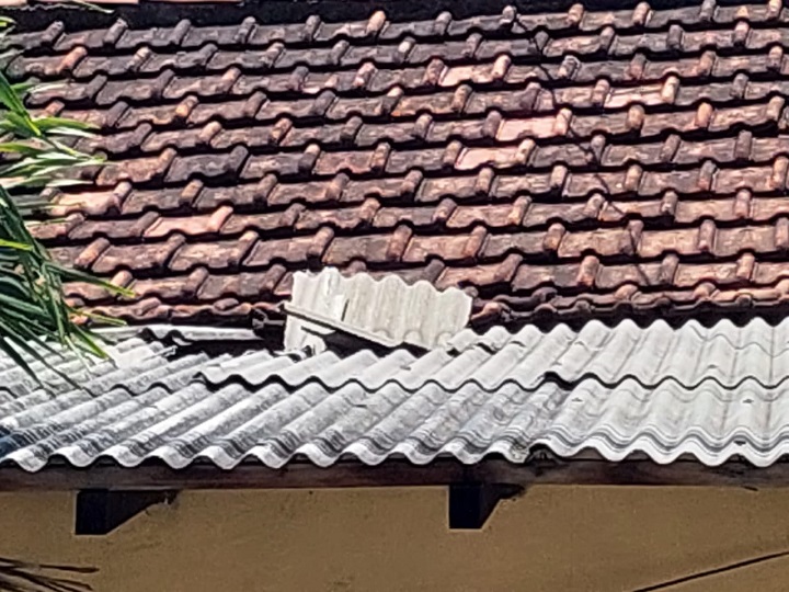 Plafon yang dijebol pelaku untuk kabur. SP/Gawang Tangguh