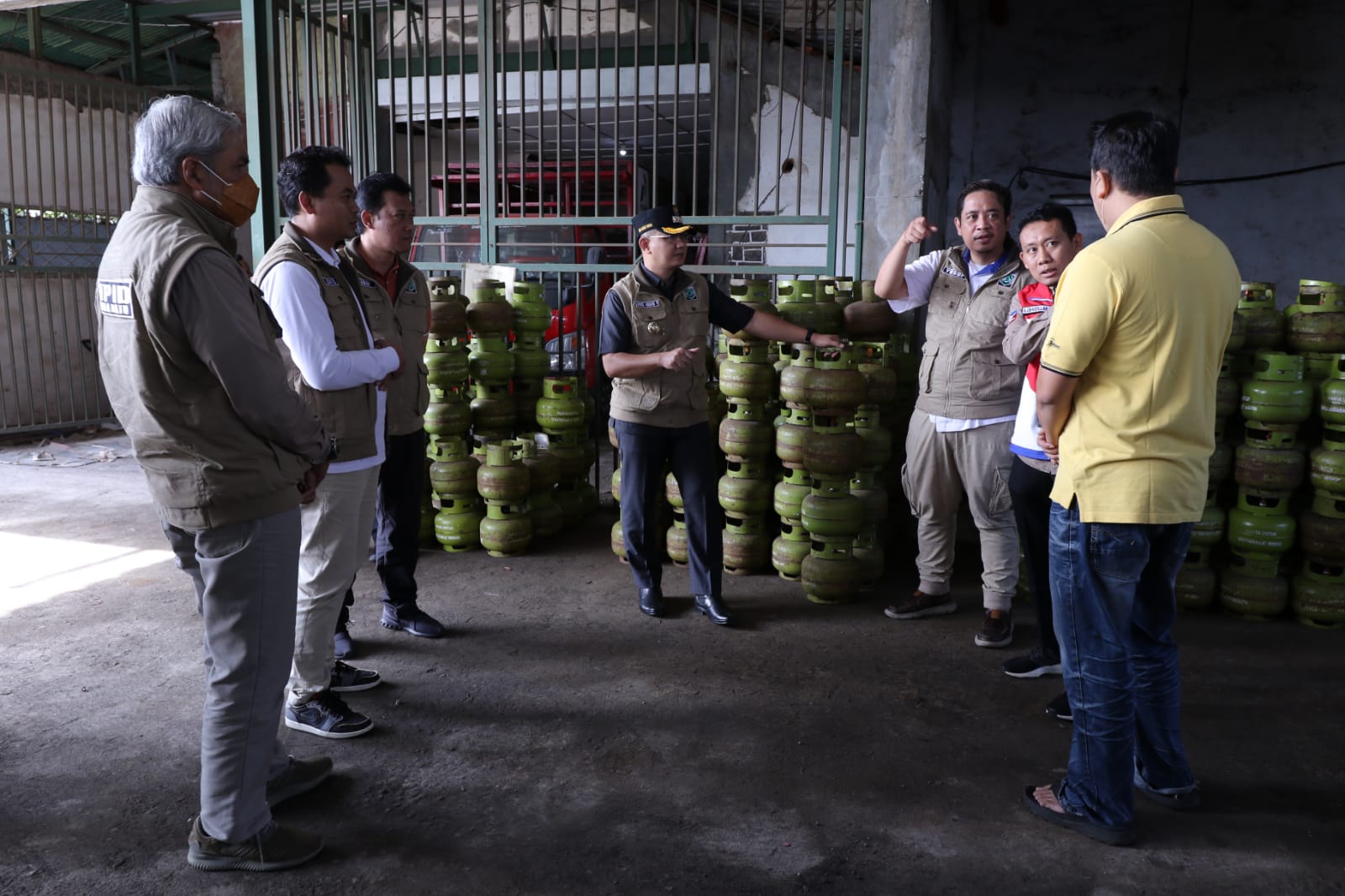 Pj Wali Kota Batu Aries Agung Paewai saat melakukan sidak ke pangkalan elpiji beberapa waktu lalu. Foto: Prokopim KWB.