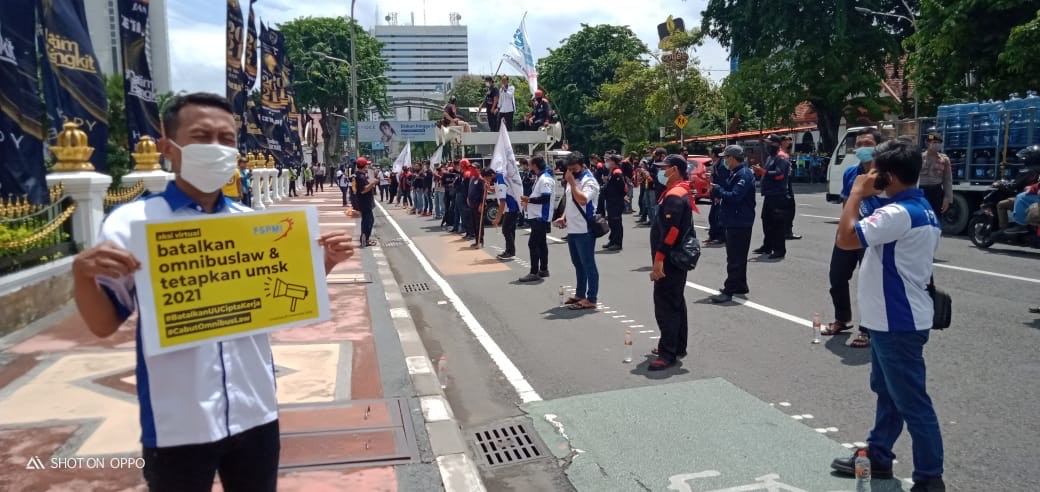 Aksi demonstrasi Jatim dipusatkan di Gedung Negara Grahadi Surabaya. Selasa (29/12/2020).SP/ MOCHAMMAD KASYFI FAHMI   