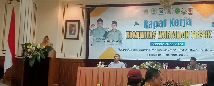 Wabup Gresik Aminatun Habibah saat membuka rapat kerja Komunitas Wartawan Gresik di Kota Batu, pada akhir pekan lalu. SP/Grs