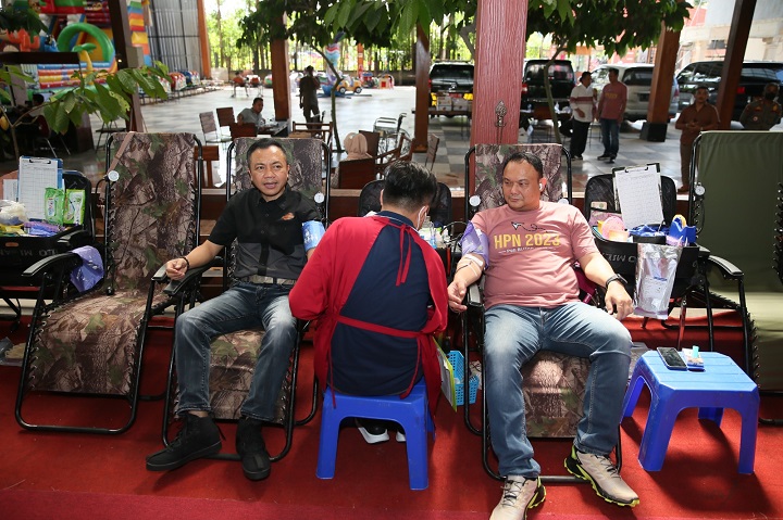 Kapolres dan Wakil Bupati Blitar saat sedang cek darah. SP/Lestari