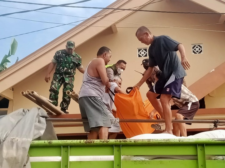 Petugas dibantu warga mengevakuasi jenazah korban. SP/Hadi Lestariono