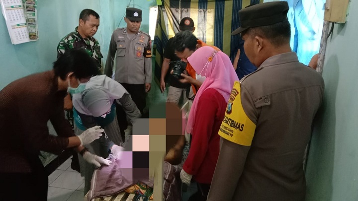 Petugas kepolisian saat melakukan pemeriksaan kepada korban. Jumat (8/12/2023).