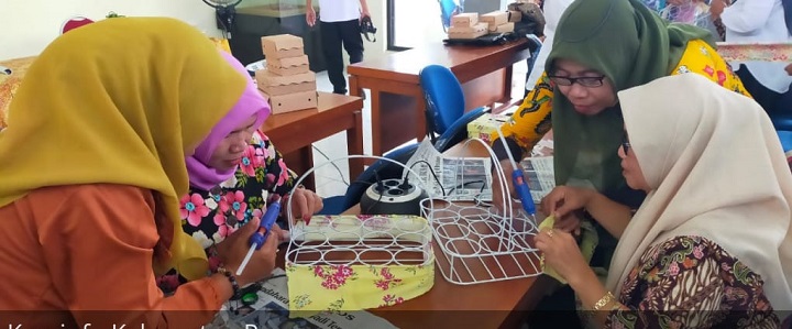 Ibu-ibu rumah tangga di kecamatan beji kabupaten Pasuruan saat mengikuti pelatihan pembuatan kerajinan tangan.